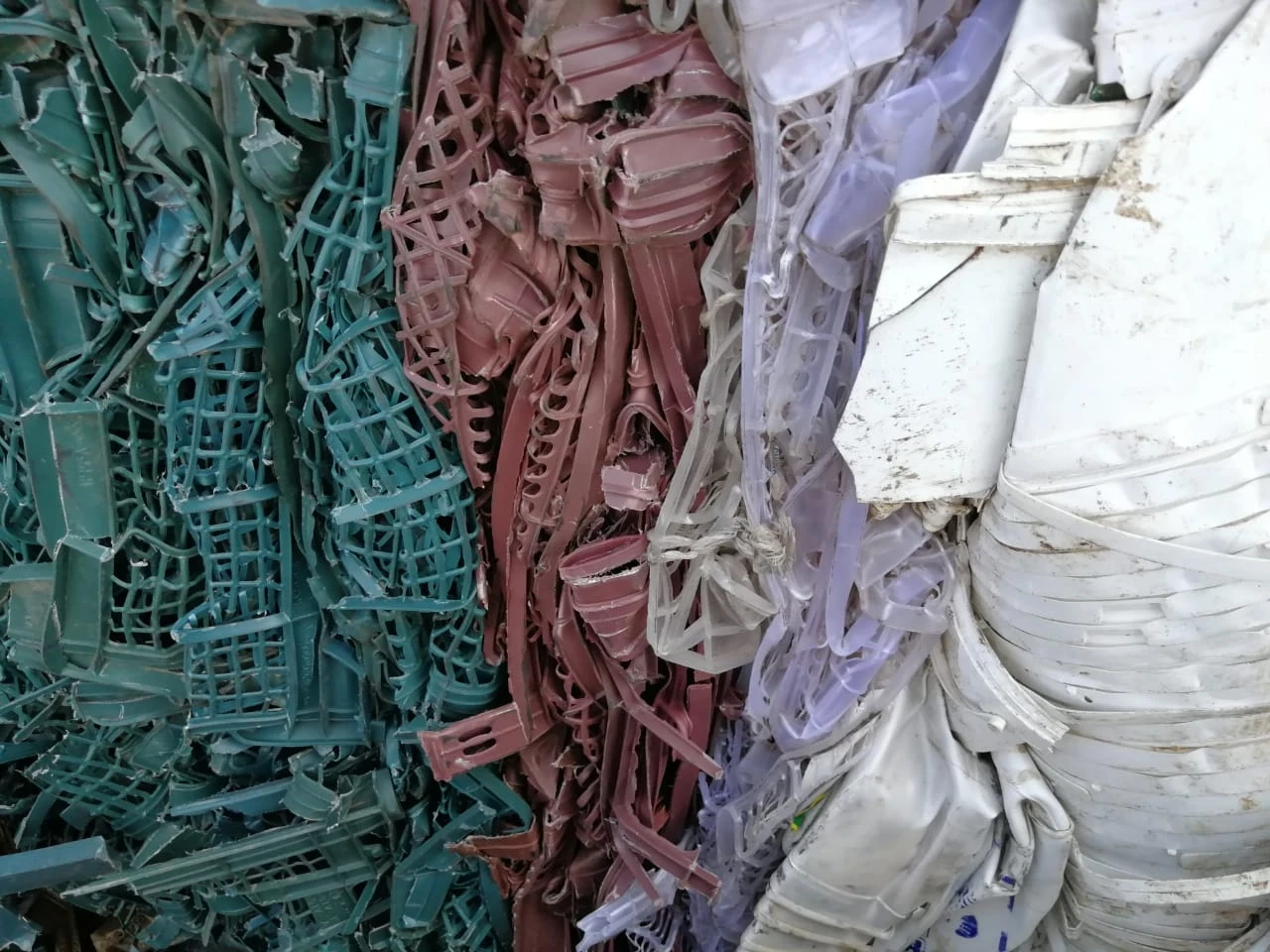 Selling  high quality plastic containers bundels